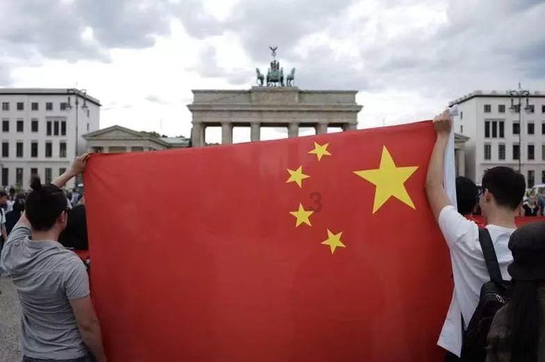 年纪轻轻白了头?别急着染发,这些方法更靠谱