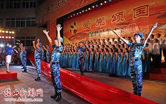 男大学生虎扑上晒女友照片,请求网友“打分”,网友:玩得太花了
